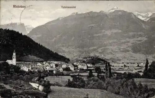 Ak Rhäzüns Kt. Graubünden, Gesamtansicht von  Berge im Hintergrund, kleine Kirche