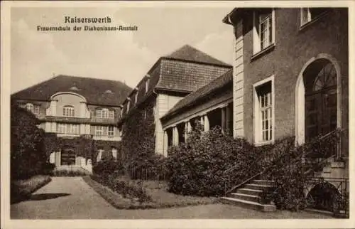 Ak Kaiserswerth Düsseldorf am Rhein, Frauenschule der Diakonissen-Anstalt, Gebäude mit Garten, Tr