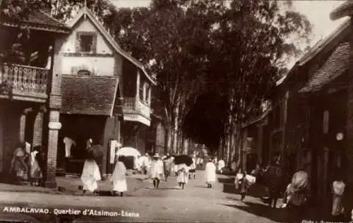 Ak Ambalavao Madagaskar, Quartier d'Atsimon-tsena, Straßenansicht, Menschen mit Regenschirmen