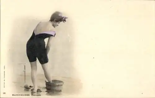 Ak Frau in Badekleidung, Fußbad
