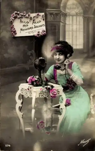 Ak Frau beim Telefonieren, Telefon, Blumen, Tisch