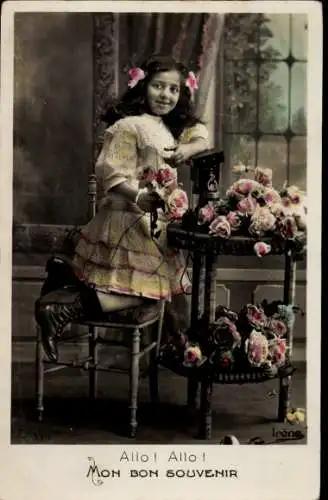 Ak Mädchen mit Blumen, Telefon, Tisch