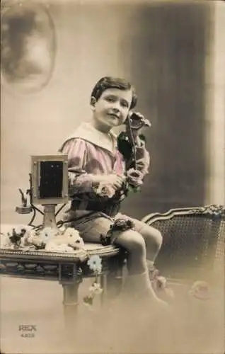 Ak Junge beim Telefonieren, Telefon, Blumen
