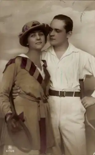 Ak Liebespaar, Lächelnde Frau, Tennisschläger