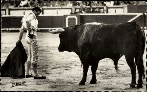 Ak Stierkampf, Stierkampfszene, Torero Antonio Ordóñez