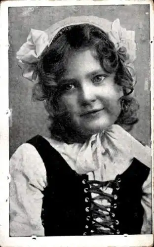 Ak Mädchen in französischer Tracht, Haube, A la Providence Paris