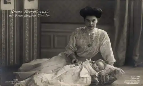 Ak Kronprinzessin Cecilie von Preußen mit ihrem jüngsten Sohn, Prinz Louis Ferdinand