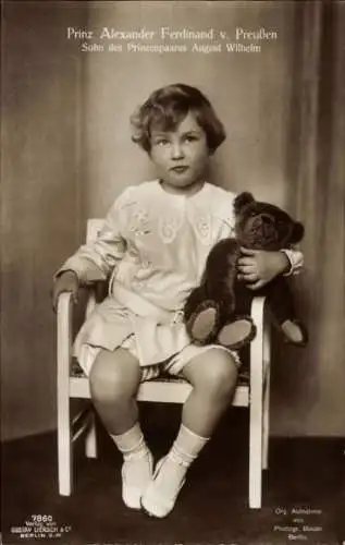 Ak Prinz Alexander Ferdinand, Sohn von August Wilhelm Prinz von Preußen, Portrait mit Teddy