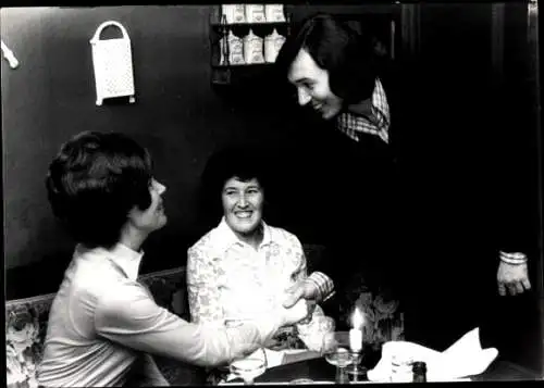 Foto Sänger Karel Gott begrüßt zwei Frauen