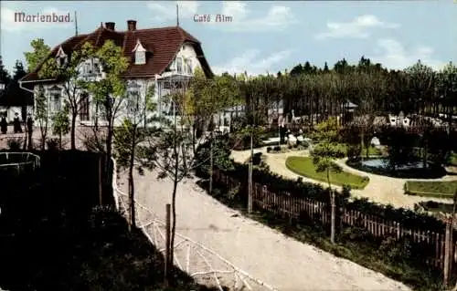Ak Mariánské Lázně Marienbad Region Karlsbad, Café Alm, Landschaft mit Bäumen und Wegen, parkä...