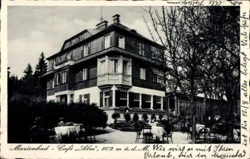 Ak Mariánské Lázně Marienbad Region Karlsbad, Café „Alm“, Gebäude mit Umgebung, Gäste im Freien
