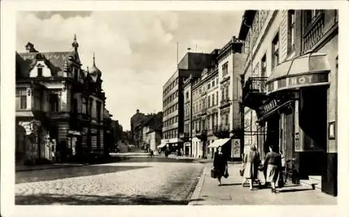 Ak Teplice Teplitz Region Aussig, Stadtstraße, historischer Gebäude, Hotel, Menschen auf der S...