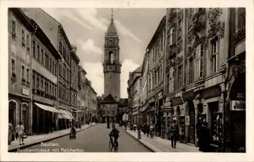 Ak Bautzen in der Oberlausitz, Straße mit Häusern, Reichentor, Fahrradfahrer, Menschen auf dem...