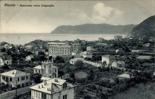 Ak Alassio Liguria, Panoramablick auf Laigueglia, Küstenlandschaft,  Architektur