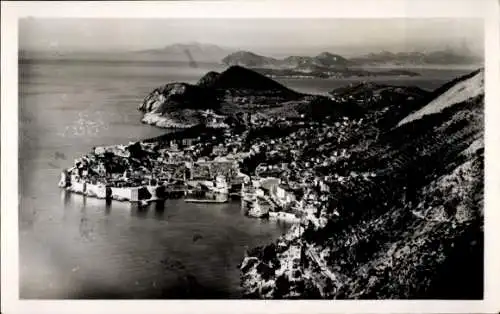 Ak Dubrovnik Kroatien, Luftaufnahme von  Stadtansicht, Küstenlinie, Berge