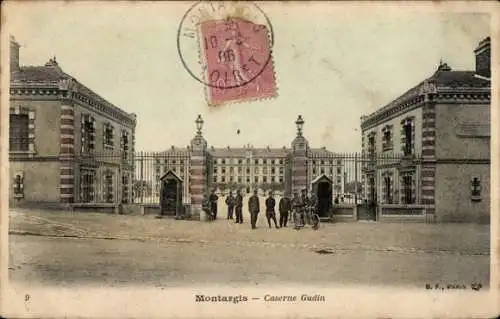 Ak Montargis Loiret, Kaserne Gudin, Historische Gebäude, Menschen vor der Kaserne
