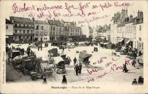 Ak Montargis Loiret, Platz der Republik,  , Straßenansicht, Pferdefuhrwerke