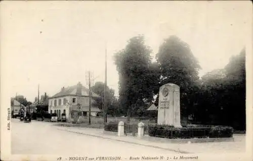 Ak Nogent sur Vernisson Loiret, Route Nationale, Monument