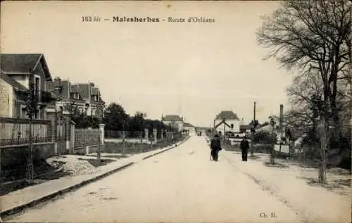 Ak Malesherbes Loiret, Straße mit Häusern, Bäume, Menschen, Schatten