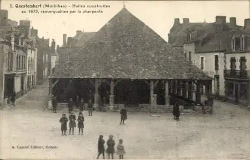 Ak Questembert Morbihan, Halles, gebaut 1675, bemerkenswerte Holzstruktur, Kinder, Gebäude