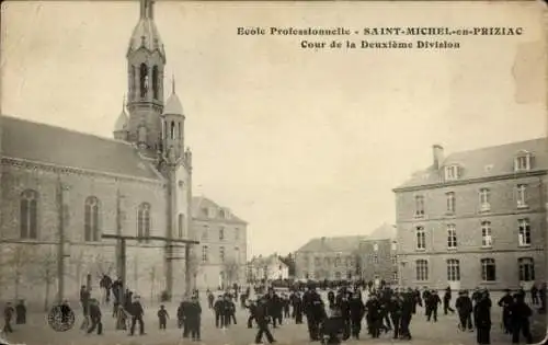 CPA Saint Michel à Priziac Morbihan, Cour de la Deuxième Division
