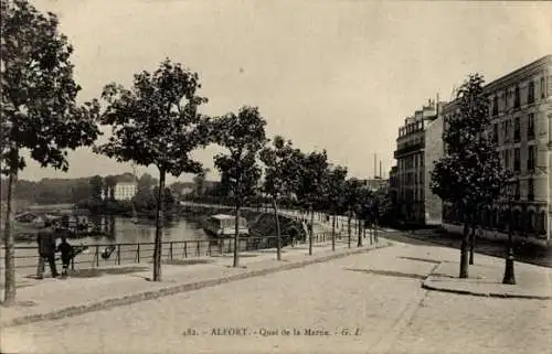 Ak Alfortville Val de Marne, Blick auf den Quai de la Marne, Bäume, Häuser, Menschen