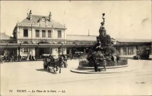 Ak Vichy Allier, Bahnhofsvorplatz, Brunnen,  Architektur, Wagen, Menschen