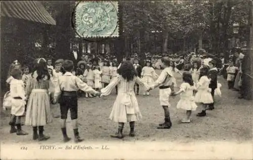 Ak Vichy Allier, Kinder tanzen im Kreis, Parkatmosphäre,  Fotografie