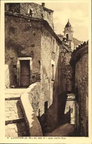 Ak Luceram Alpes Maritimes, Alte Straße, Häuser, Glockenturm, mittelalterliche Architektur
