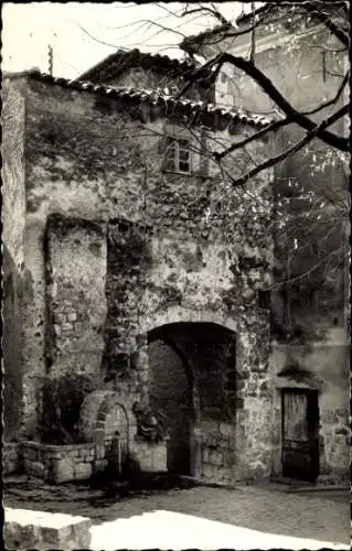 Ak Levens Alpes Maritimes, Alte Steinmauern, Wasserbrunnen, Torbogen, Baumäste