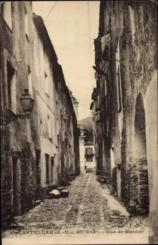 Ak Menton Alpes Maritimes, Straße in  alte Gebäude, Gasse, Laterne, Schwarz-Weiß-Foto