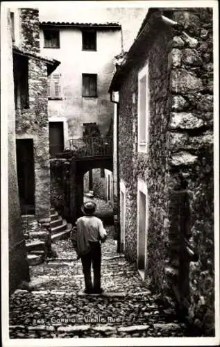 Ak Gorbio Alpes Maritimes, homme dans une Vieille Rue