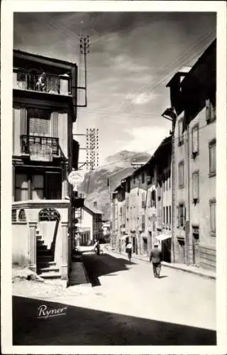 CPA Guillestre Hautes Alpes, La Grande Rue