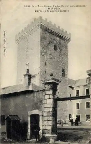 Ak Embrun Hautes-Alpes, Tour Brune, ancien Donjon archiepiscopal, Entrée Caserne Laharpe, XIIe si
