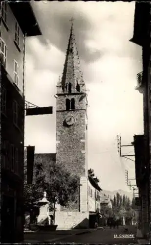 Ak Barcelonnette Hautes Alpes, Kirchturm,  Architektur, Wolken am Himmel, ruhige Straßenansicht