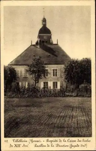 Ak Villeblevin Yonne, Bild eines Gebäudes, Caisse des Ecoles, Garten, Vegetation