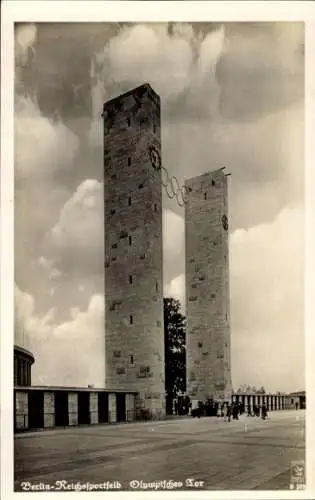 Ak Berlin Charlottenburg, Olympisches Tor, zwei Türme, Olympische Ringe, Wolken am Himmel