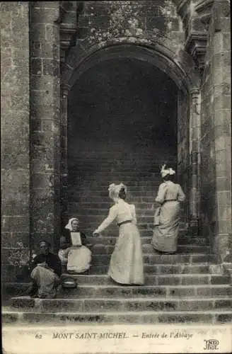 Ak Le Mont Saint Michel Manche, Frauen in traditionellen Kleidern, Treppenaufgang zur Abtei,  Ans