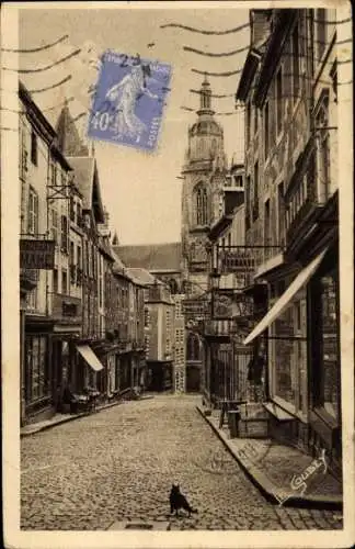 Ak Coutances Manche, Altstadtgasse, St. Pierre Kirche, gepflasterte Straße, Stempel
