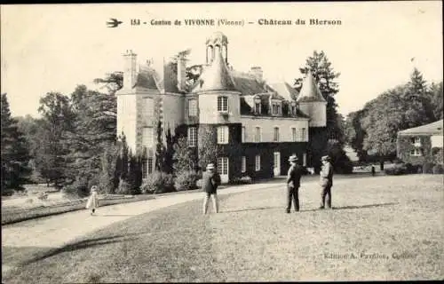 Ak Vivonne Vienne, Château du Blerson, große Wiese, drei Personen, Kind