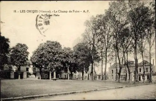 Ak Les Ormes Vienne, Schöne Landschaft mit Bäumen, Wiesen,  Gebäude, Champ de Foire