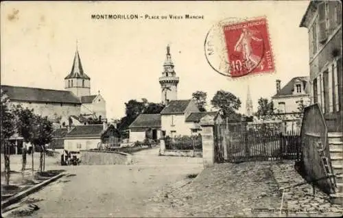 Ak Montmorillon Vienne, Platz du Vieux Marché, alte Gebäude, Kirche, Turm, Markt,  Ansicht