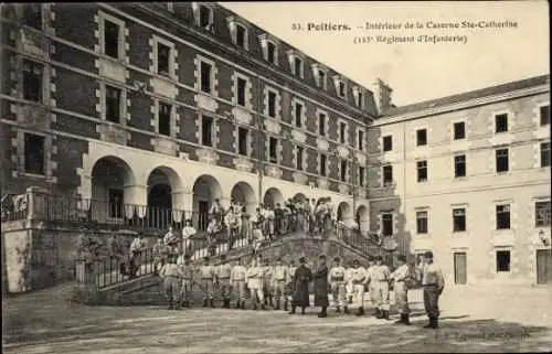 Ak Poitiers Vienne, Kaserne Ste-Catherine, Soldaten