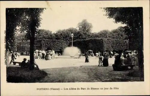 Ak Poitiers Vienne, Parc de Blossac, Sommer, Menschen, Brunnen, Bäume, Feier