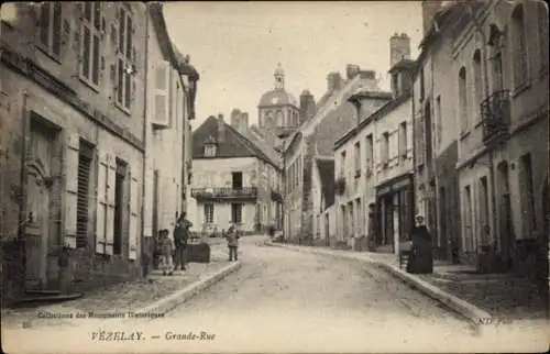 Ak Vézelay Yonne, Straße mit Gebäuden, Menschen,  Architektur