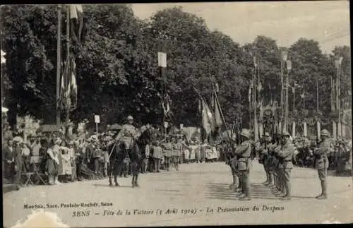 Ak Sens Yonne, Fete de la Victoire. 3. August 1919, La Presentation du Drapeau