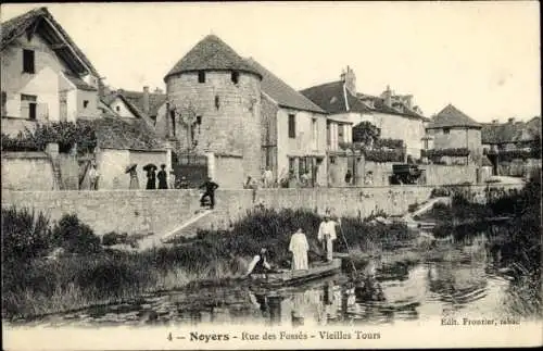Ak Noyers sur Serein Yonne, Rue des Fossés, alte Türme, Fluss, Menschen am Wasser