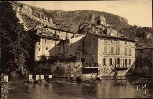 Ak Fontaine de Vaucluse, Historische Gebäude, Wasser, Landschaft, monumentale Felsen, Fluss