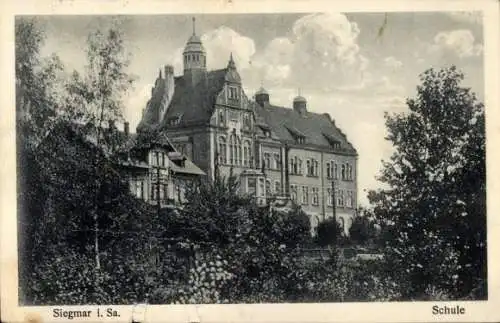 Ak Siegmar Chemnitz in Sachsen, Schule,  Architektur, Bäume im Vordergrund
