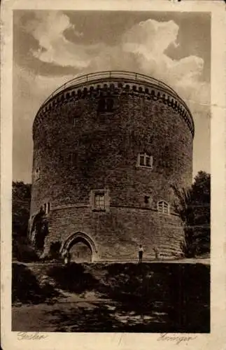 Ak Goslar am Harz, Runder Steinturm, Wolkenhimmel, eine Person im Vordergrund